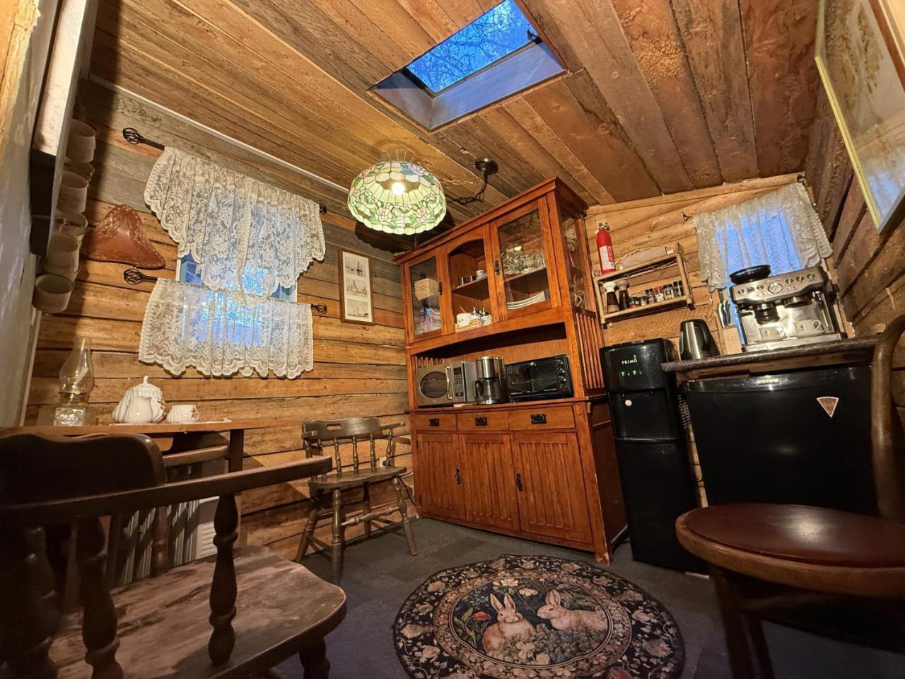 Rustic Cozy Cabin With Hot Tub Bragg Creek 外观 照片